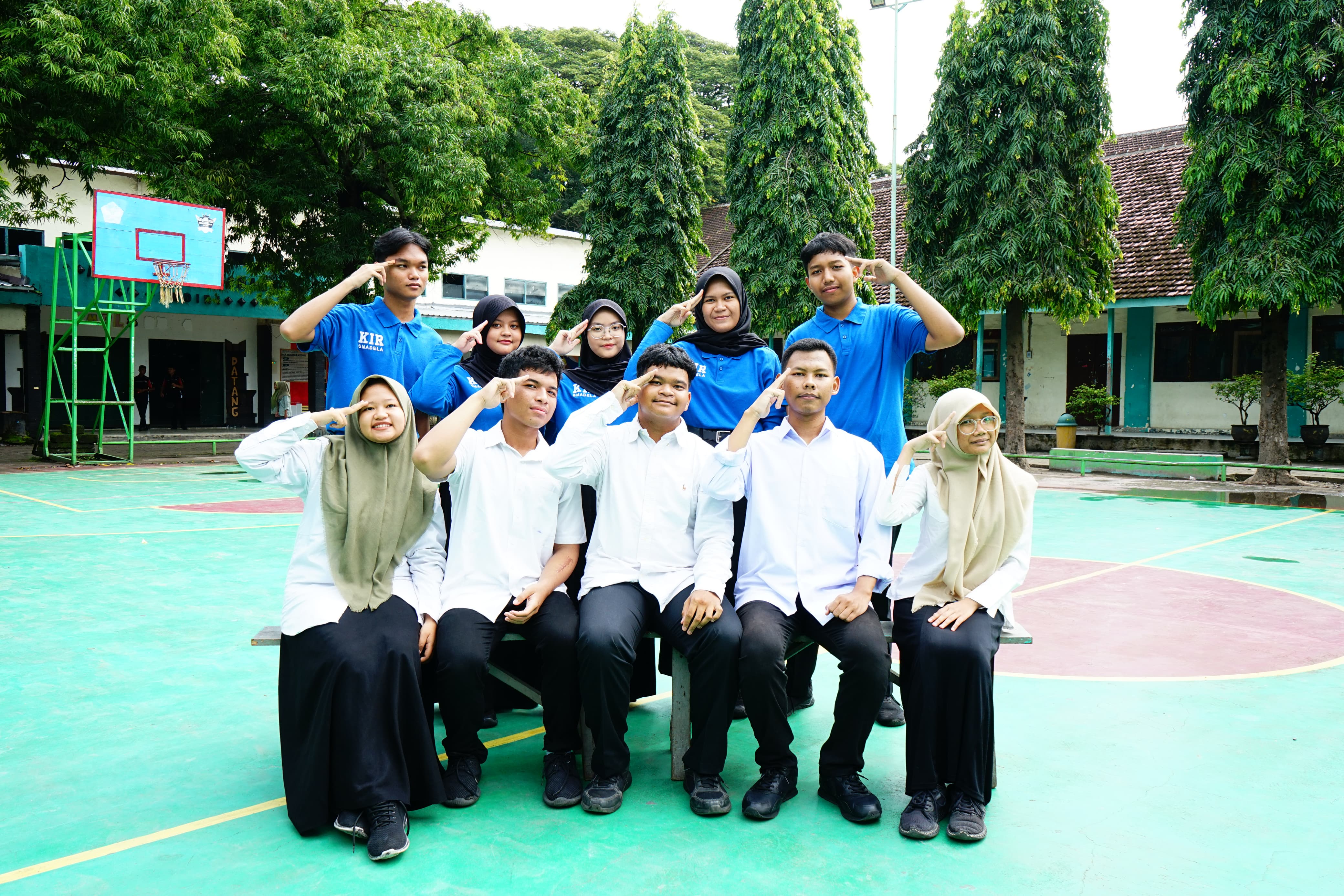 Foto bersama anggota KIR SMAN 8 Kediri